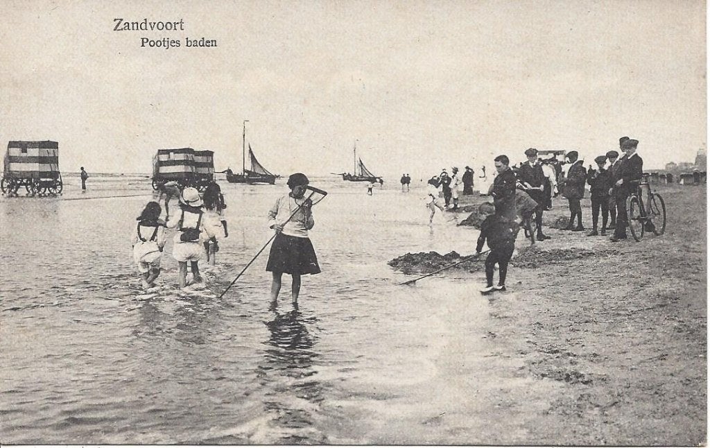 Zandvoort (N.H.) Pootjes baden, veel Volk, ca. 1920, Verzenden, Voor 1920, Ongelopen, Noord-Holland