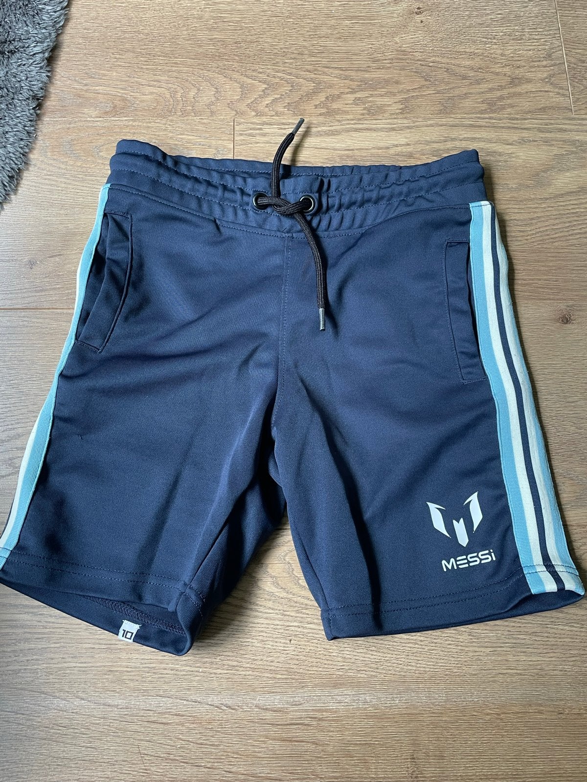 Messi Korte Broek - Donkerblauw met strepen, Ophalen of Verzenden, Zo goed als nieuw, Jongen