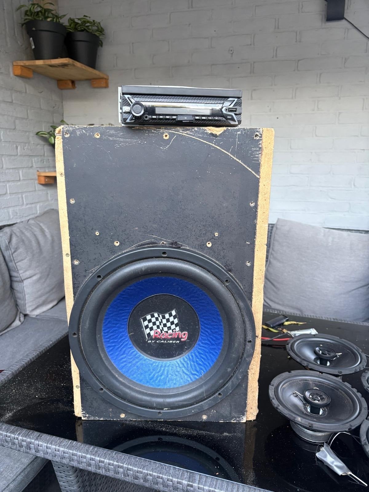 Racing by Caliber 12” Subwoofer met kist MOET NU WEG, Auto diversen, Ophalen, Gebruikt