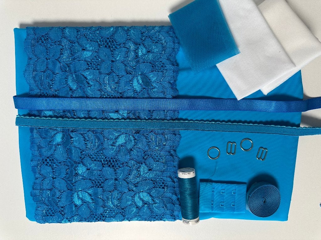 NR.53 CARIBBEAN BLUE  LINGERIE COMPL. PAKKET REKBAAR KANT, Ophalen of Verzenden, Nieuw, Kant