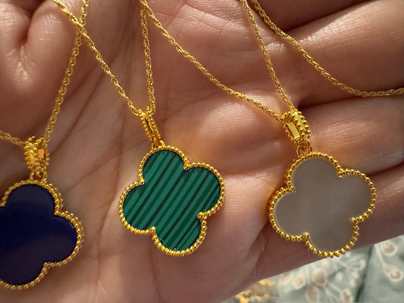 Mooie Klaver Gouden Ketting 18K - Groen, Wit, Blauw, Met hanger, Nieuw, Ophalen of Verzenden, Groen