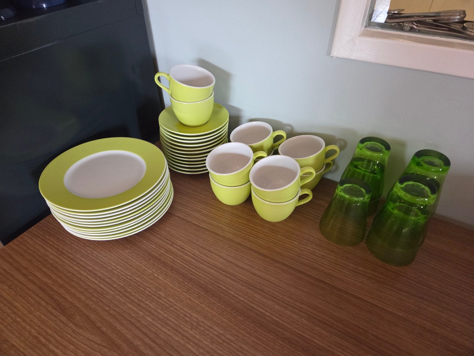 Servies set: Borden, kopjes en glazen - Limegroen, Ophalen, Gebruikt, Keramiek, Compleet servies