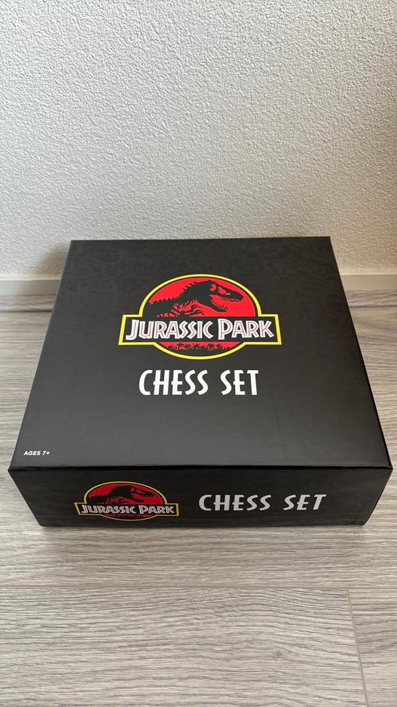 Jurassic Park Schaakset - Nieuw in Doos, Hobby en Vrije tijd, Gezelschapsspellen | Bordspellen, Een of twee spelers, Verzenden
