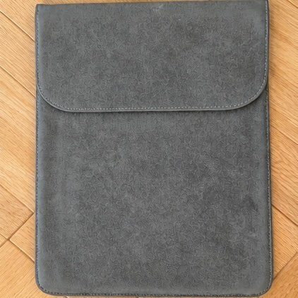 Grijze laptop/tablet hoes – suède look – nette staat