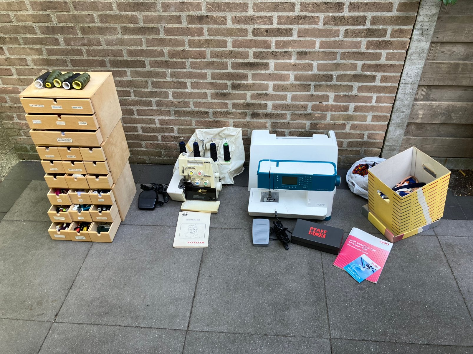 Pfaff Ambition 620 + Toyota 3400D + voorraad Fournituren, Ophalen, Zo goed als nieuw, Naaimachine, Pfaff