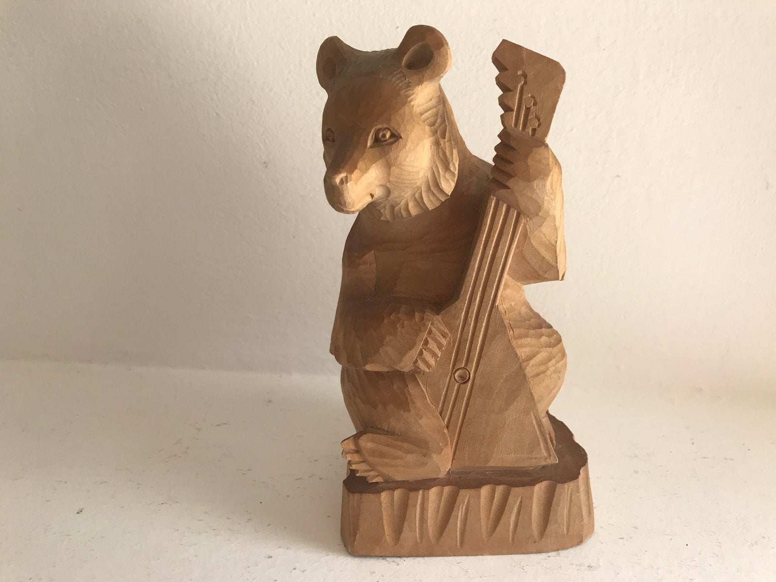 Beer met balalaika houtsnijwerk Rusland, Antiek en Kunst, Ophalen of Verzenden