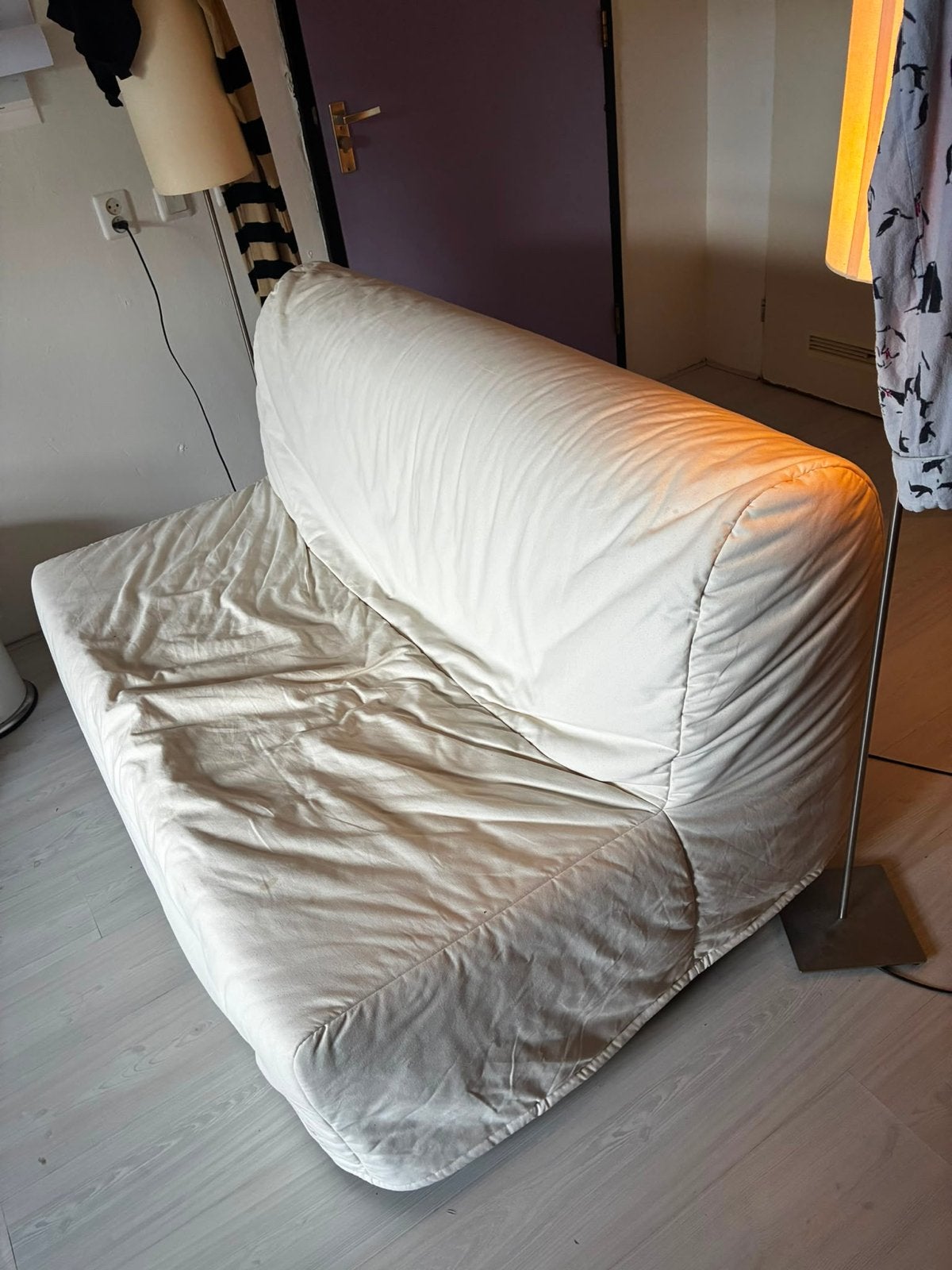 Comfortabele slaapbank - Ideaal voor kleine ruimtes, Huis en Inrichting, Ophalen, Wit, Zo goed als nieuw, Overige maten