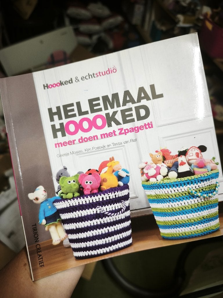 Boek Helemaal hoooked, Ophalen of Verzenden, Zo goed als nieuw, Breien en Haken