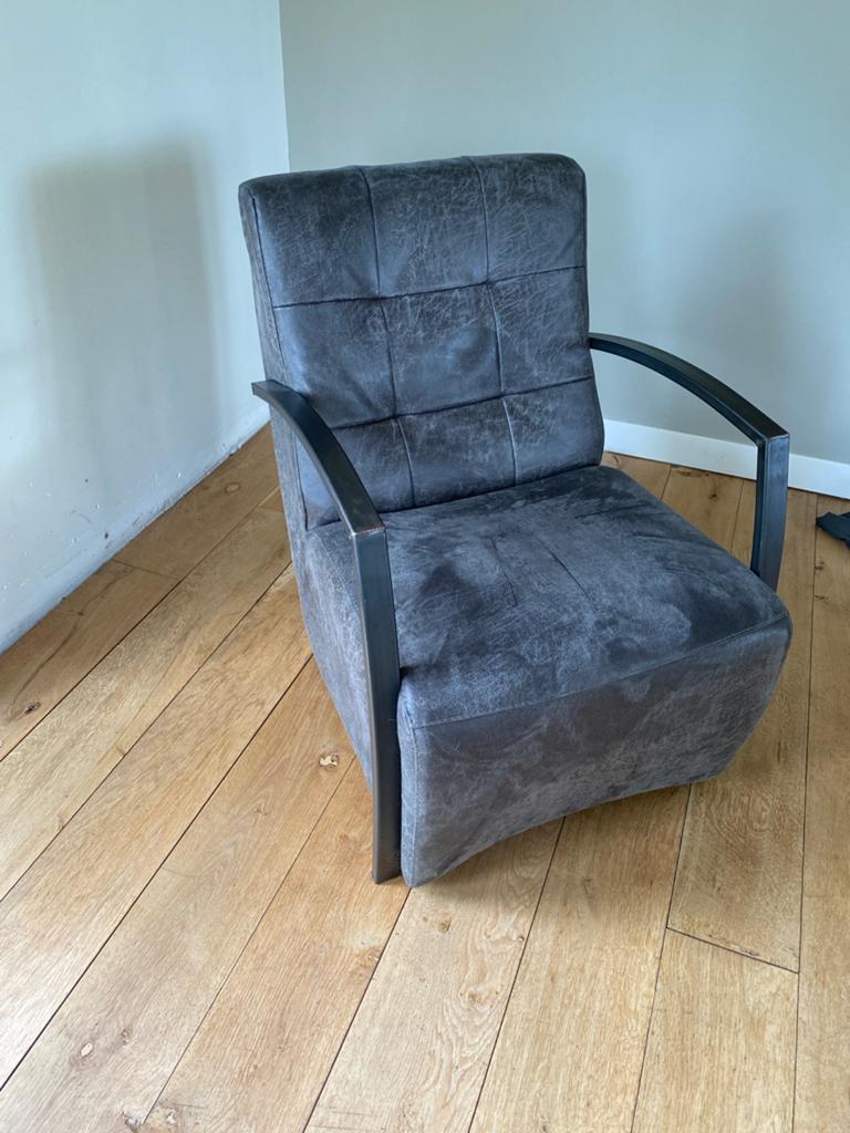 Moderne fauteuil - Grijs met metalen armleuningen, Huis en Inrichting, Ophalen, Gebruikt, Metaal