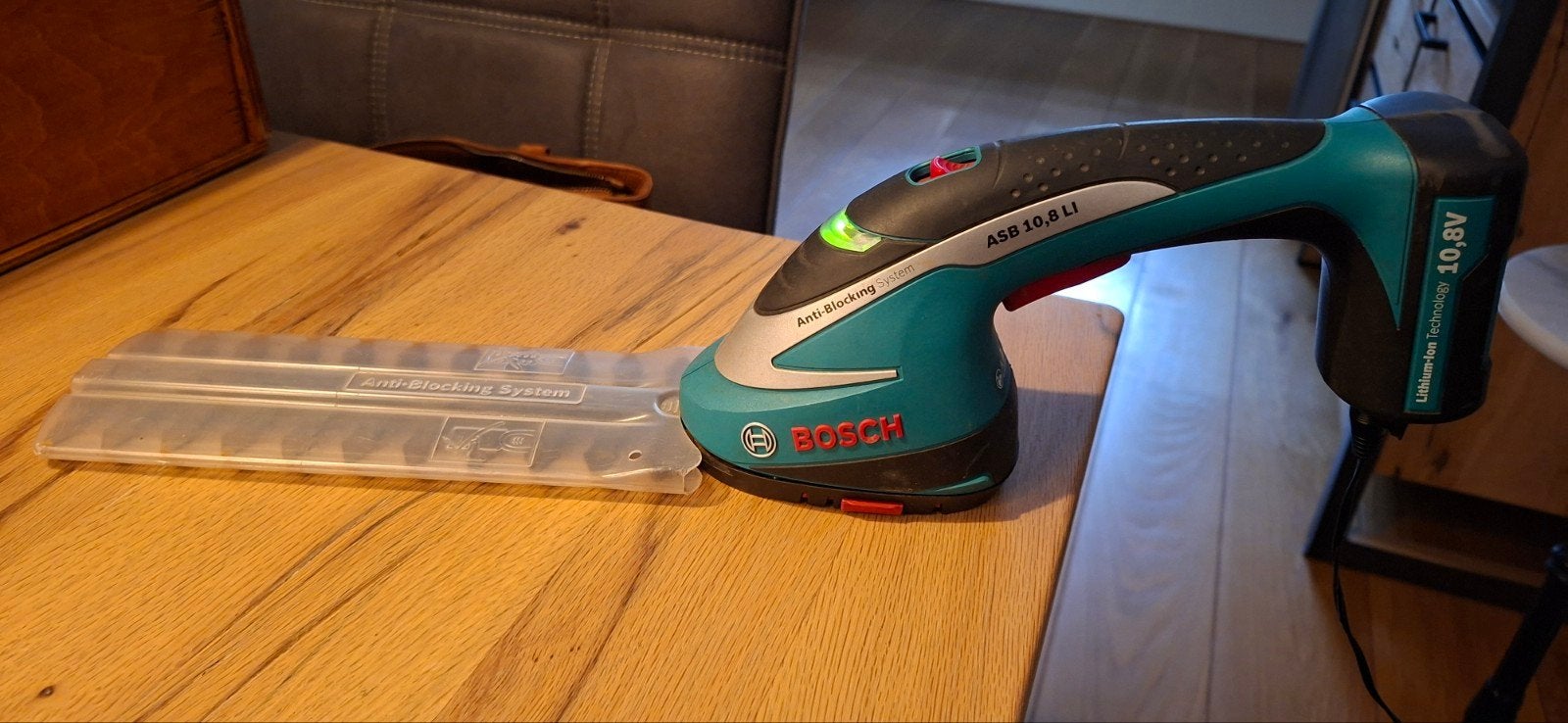 Bosch ASB 10,8 LI Accu Graskantenschaar/Buxusschaar, Ophalen, Zo goed als nieuw, Accu, Bosch