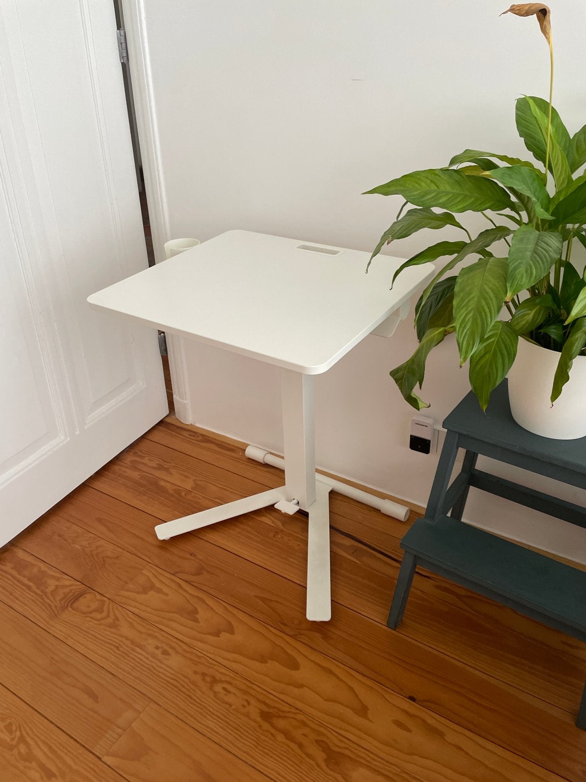 Witte Ikea Mittzon laptoptafel, Ophalen, Minder dan 55 cm, Gebruikt, Metaal of Aluminium