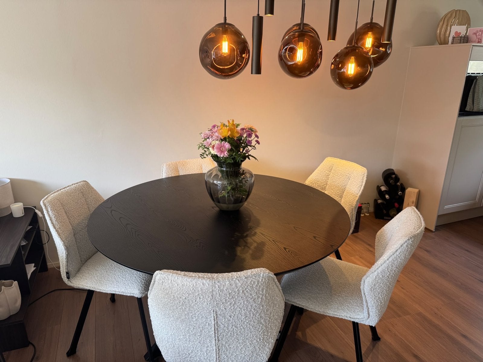 Moderne ronde eettafel met zwart eiken blad en metalen poot, Huis en Inrichting, Ophalen, 100 tot 150 cm, Zo goed als nieuw, Vier personen
