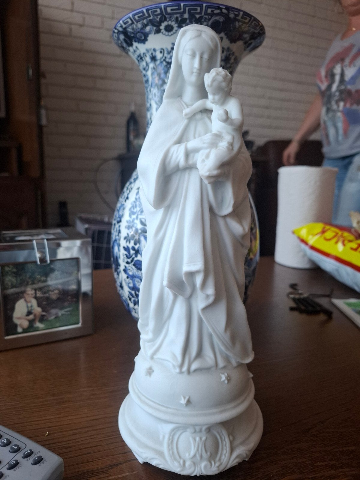 Beeldje Maria met Kind - Wit porselein, Antiek en Kunst, Antiek | Religie, Ophalen of Verzenden