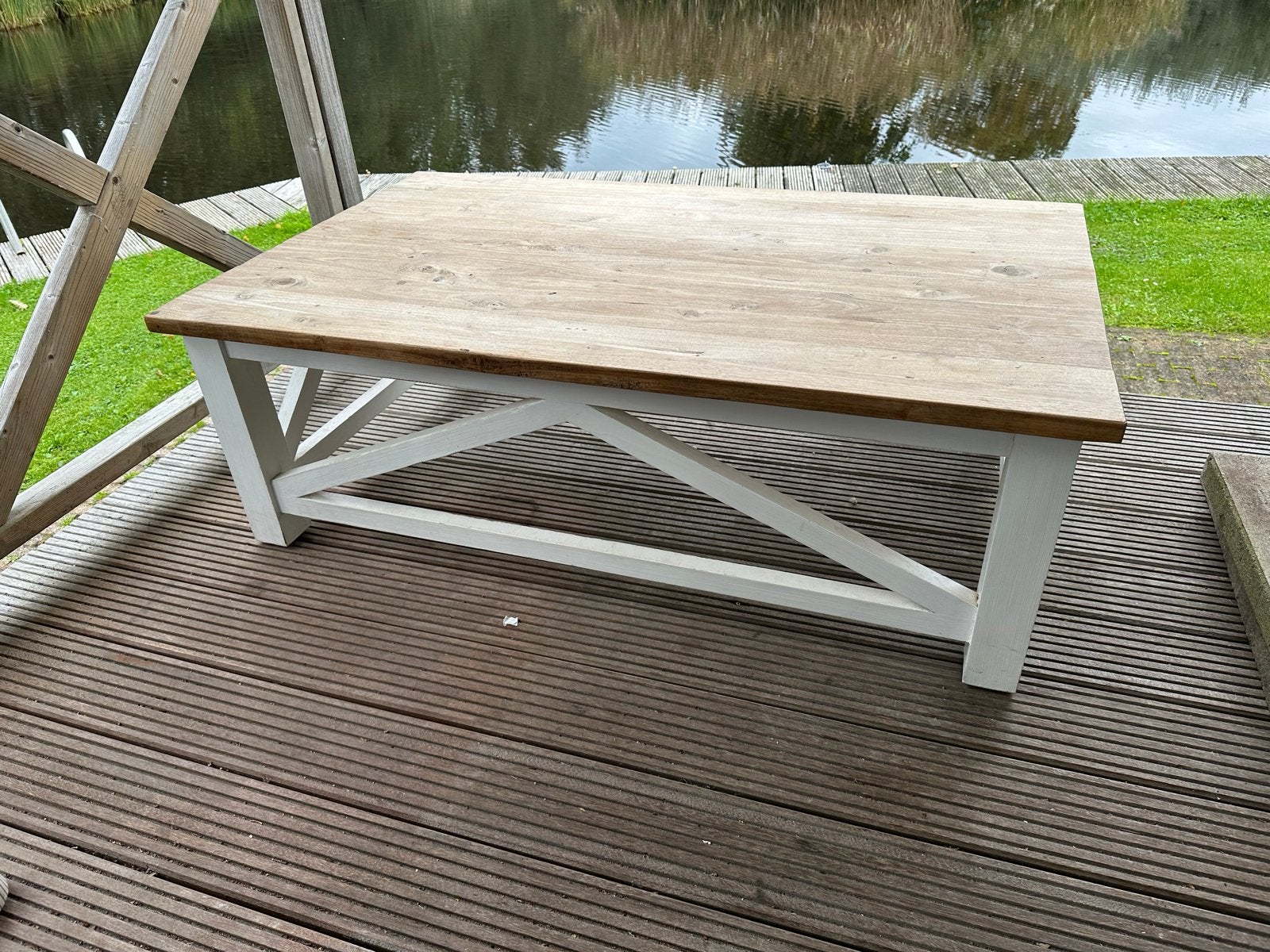 Robuuste houten salontafel met wit onderstel, Huis en Inrichting, Ophalen, Gebruikt, 100 tot 150 cm, 50 tot 100 cm