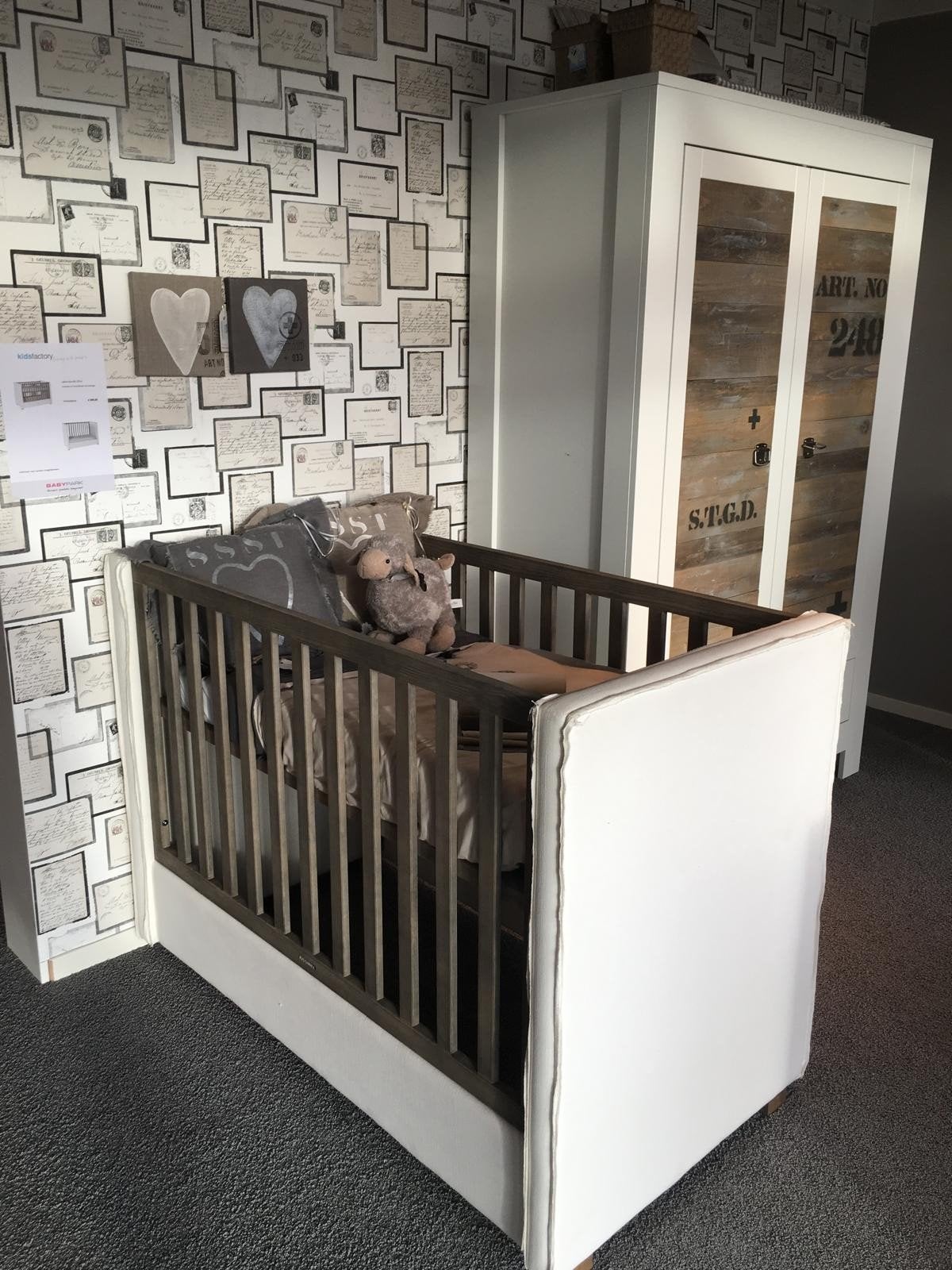 complete kinderkamer (bed, commode, kledingkast en stoel), Ophalen of Verzenden, Zo goed als nieuw, Jongetje of Meisje