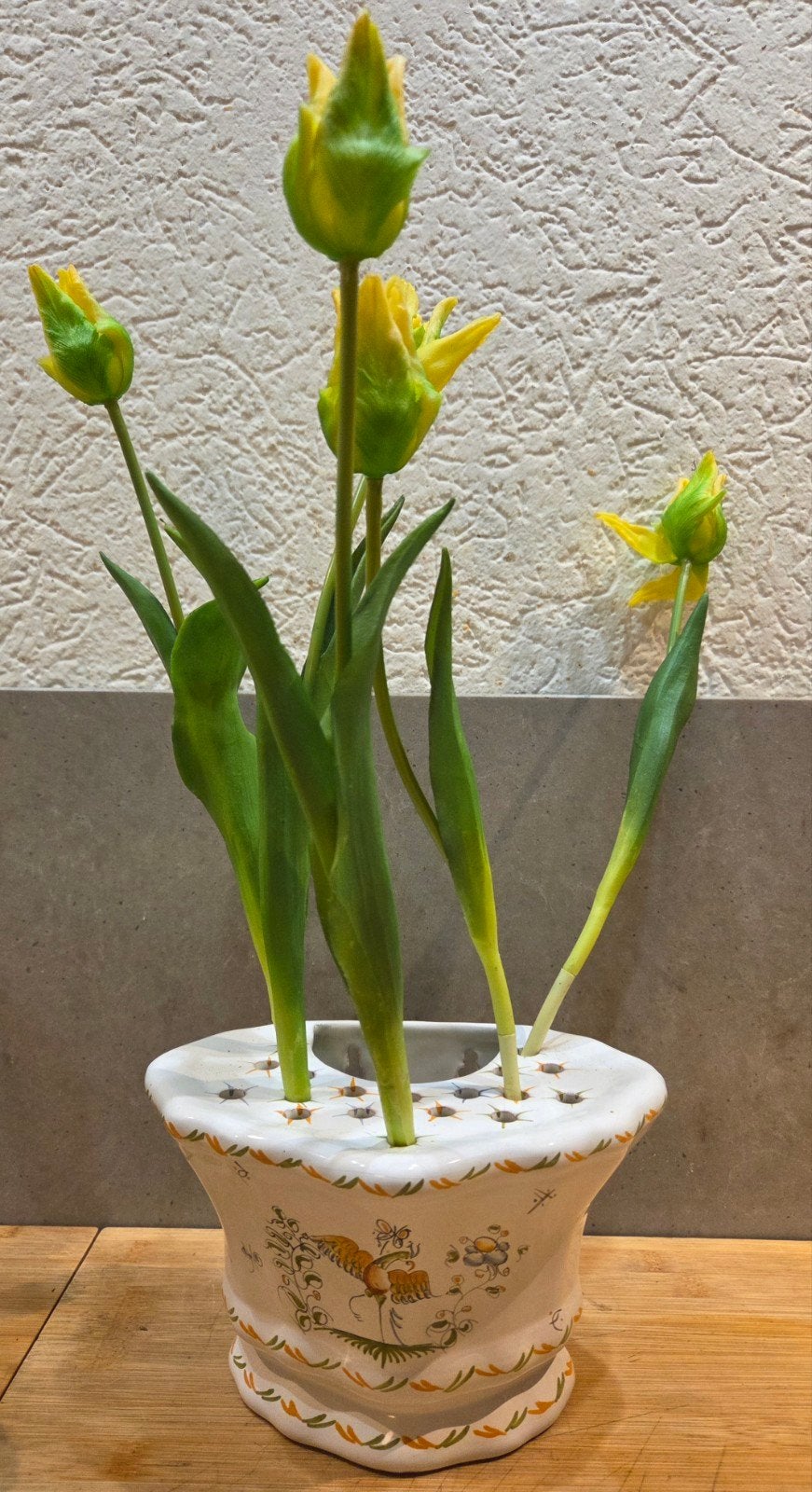 Frans Moustiers vaasje tulpenvaasje rozensteker voor ad muur, Ophalen, Zo goed als nieuw, Steen/keramiek