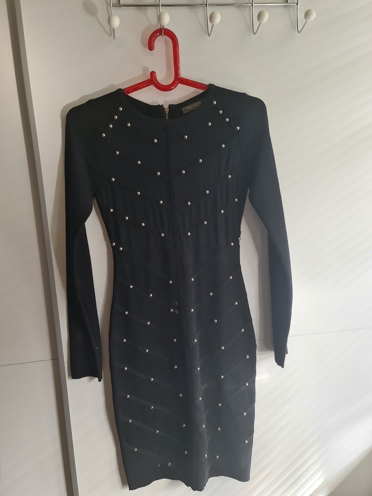 Zwarte jurk met zilveren studs en rits op de rug, Kleding | Dames, Zwart, Ophalen of Verzenden, Zo goed als nieuw, Knielengte
