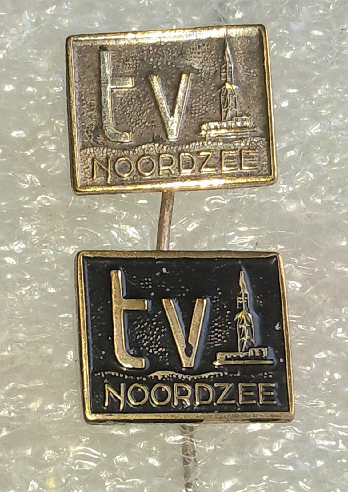 2 Speldjes TV Noordzee - Vintage Collectie, Ophalen of Verzenden, Gebruikt, Overige onderwerpen, Speldje of Pin
