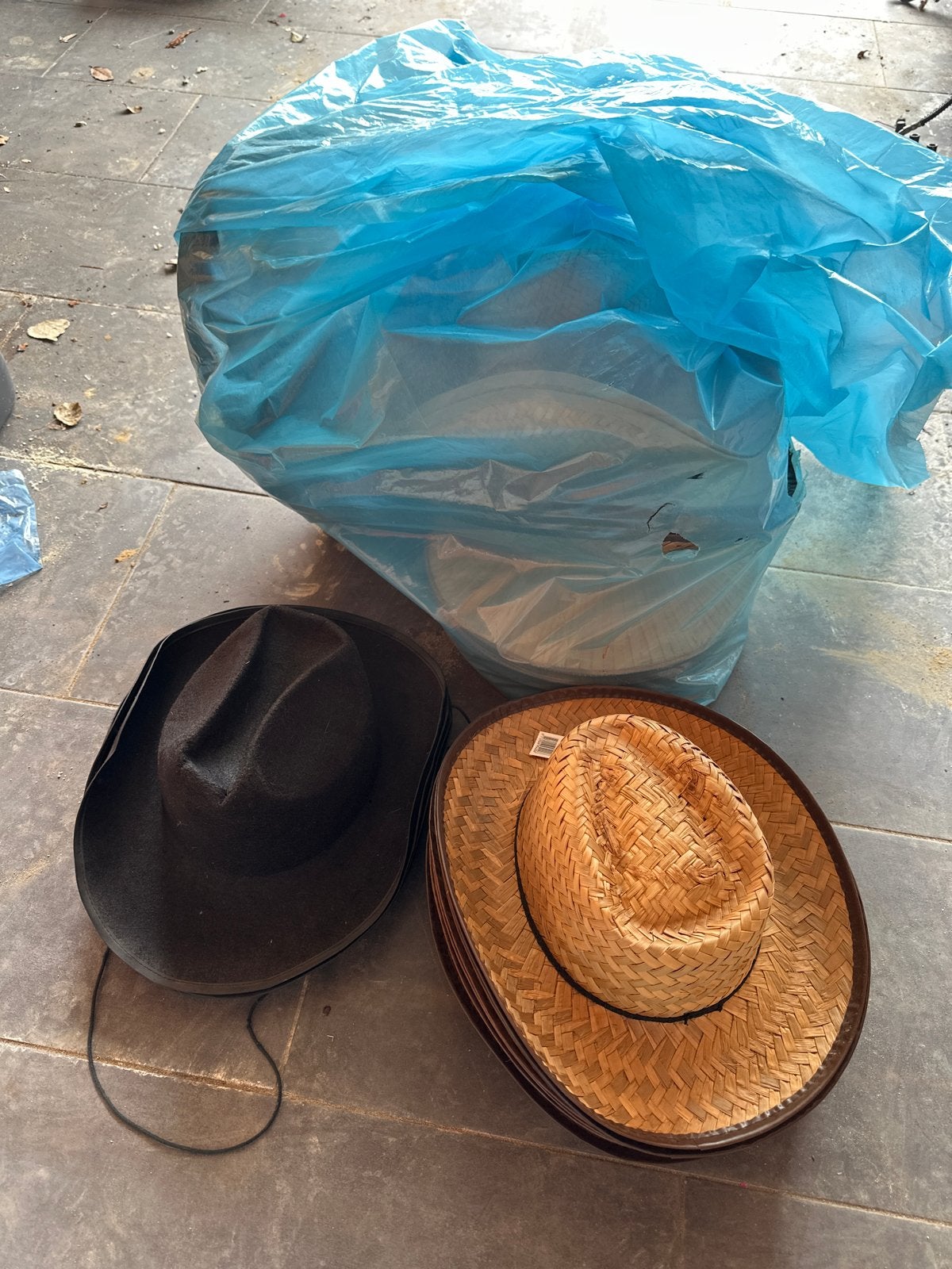 Circa 50 Cowboyhoeden - Zwart en Stro - voor feestjes!, Ophalen of Verzenden, Gedragen, One size fits all, Hoed