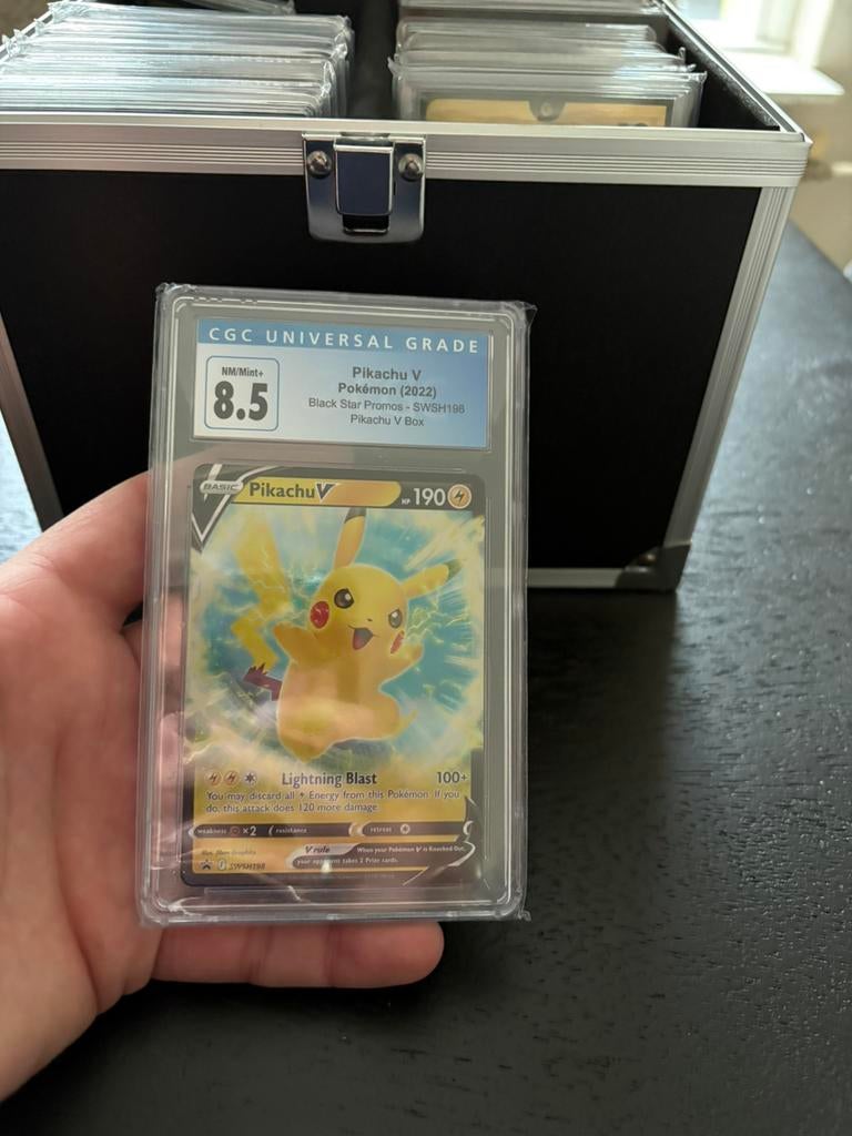 Pikachu v grade 8,5, Ophalen of Verzenden, Zo goed als nieuw, Meerdere kaarten, Foil