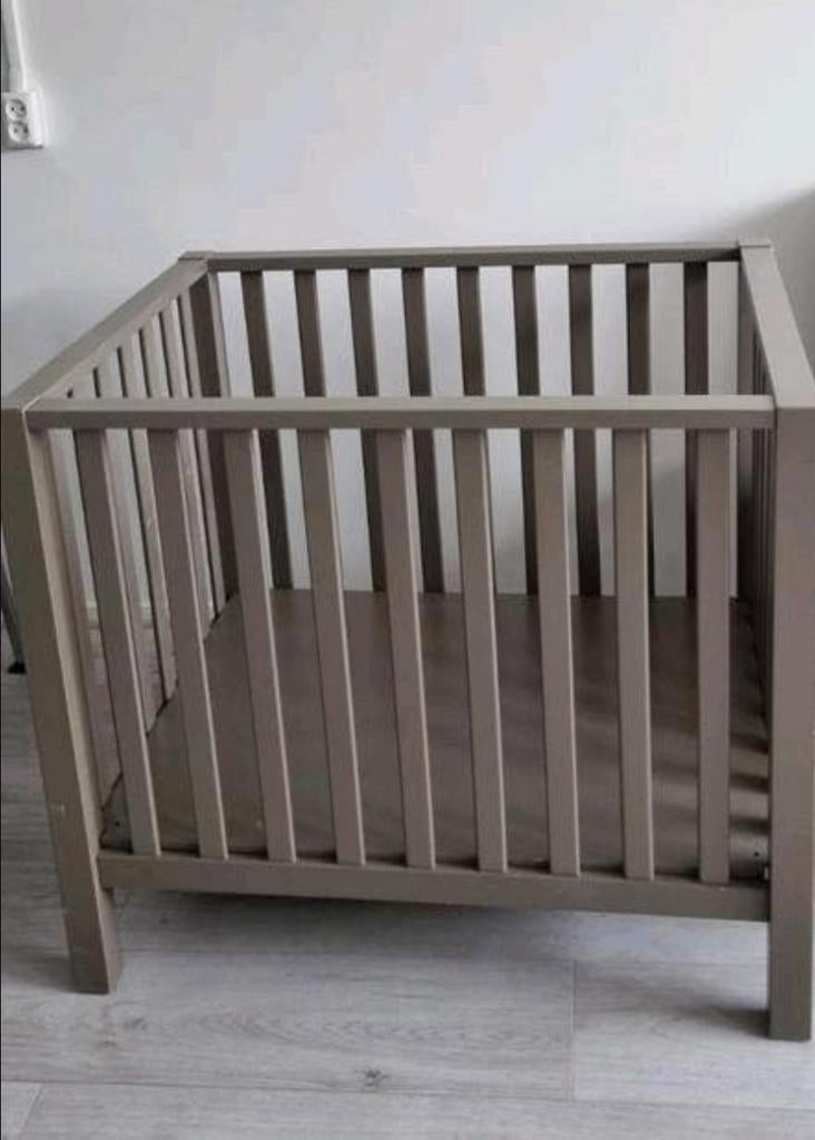 Babybox met 2 Babymatjes  en de bodem verstelbaar in hoogtes, Kinderen en Baby's, Boxen, Gebruikt, Vierkant, Boxkleed, Ophalen of Verzenden