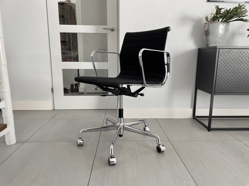 Vitra Eames ea117 bureaustoel hopsak zwart chroom, Vitra, Ophalen of Verzenden, Zo goed als nieuw, Nvt
