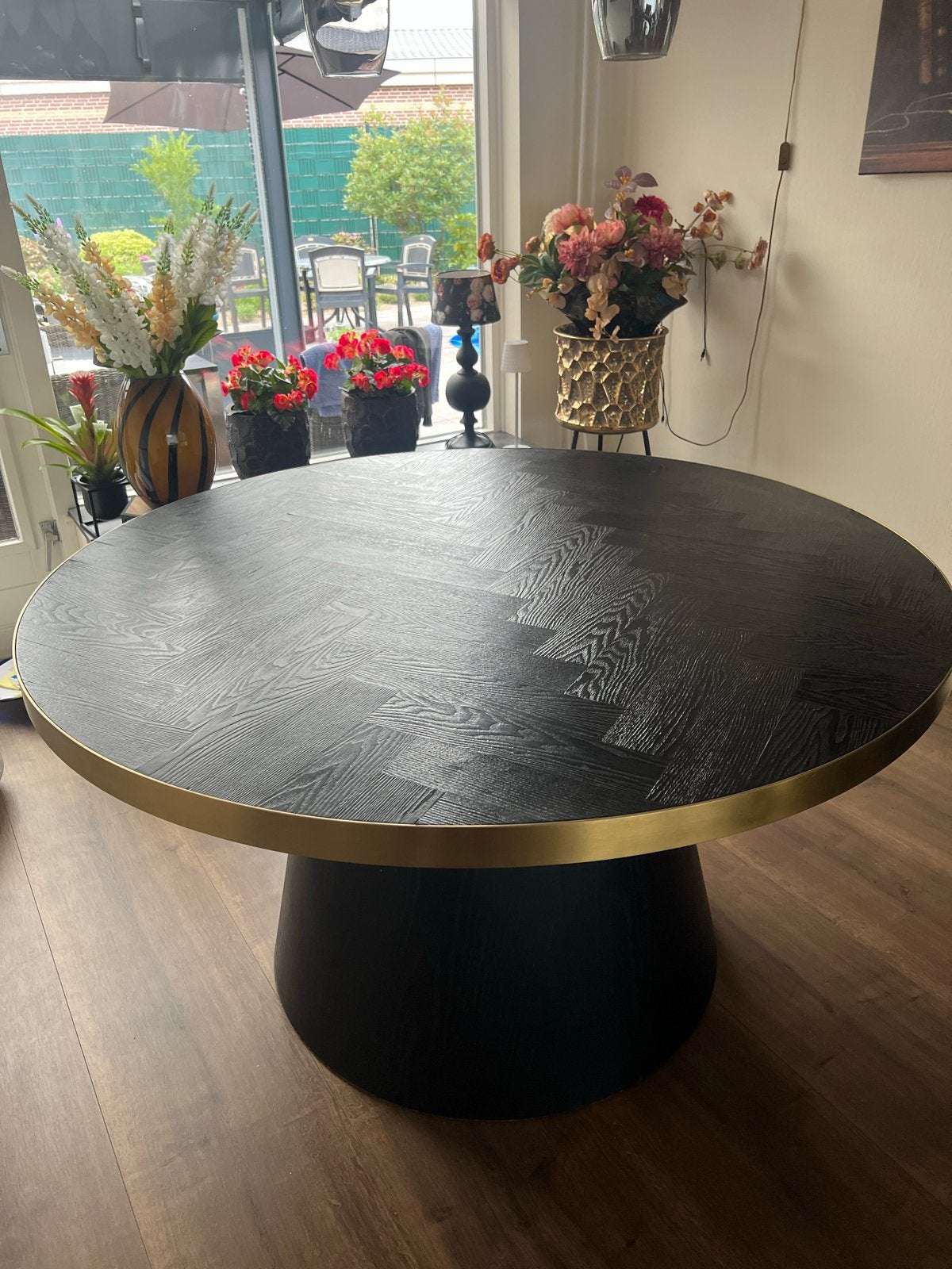 Elegante Eettafel met Visgraat Blad en Gouden Accent, Huis en Inrichting, Tafels | Eettafels, Ophalen, 100 tot 150 cm, Rond, Zo goed als nieuw