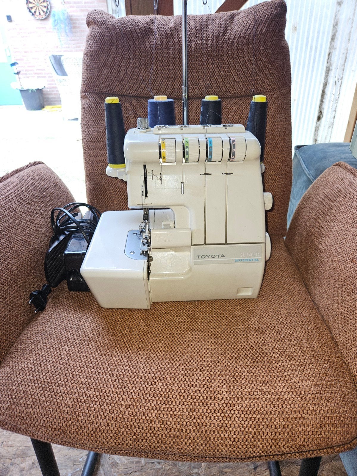 Toyota Lockmachine SL1D-10 - Zo goed als nieuw, Hobby en Vrije tijd, Naaimachines en Toebehoren, Ophalen, Zo goed als nieuw, Lockmachine