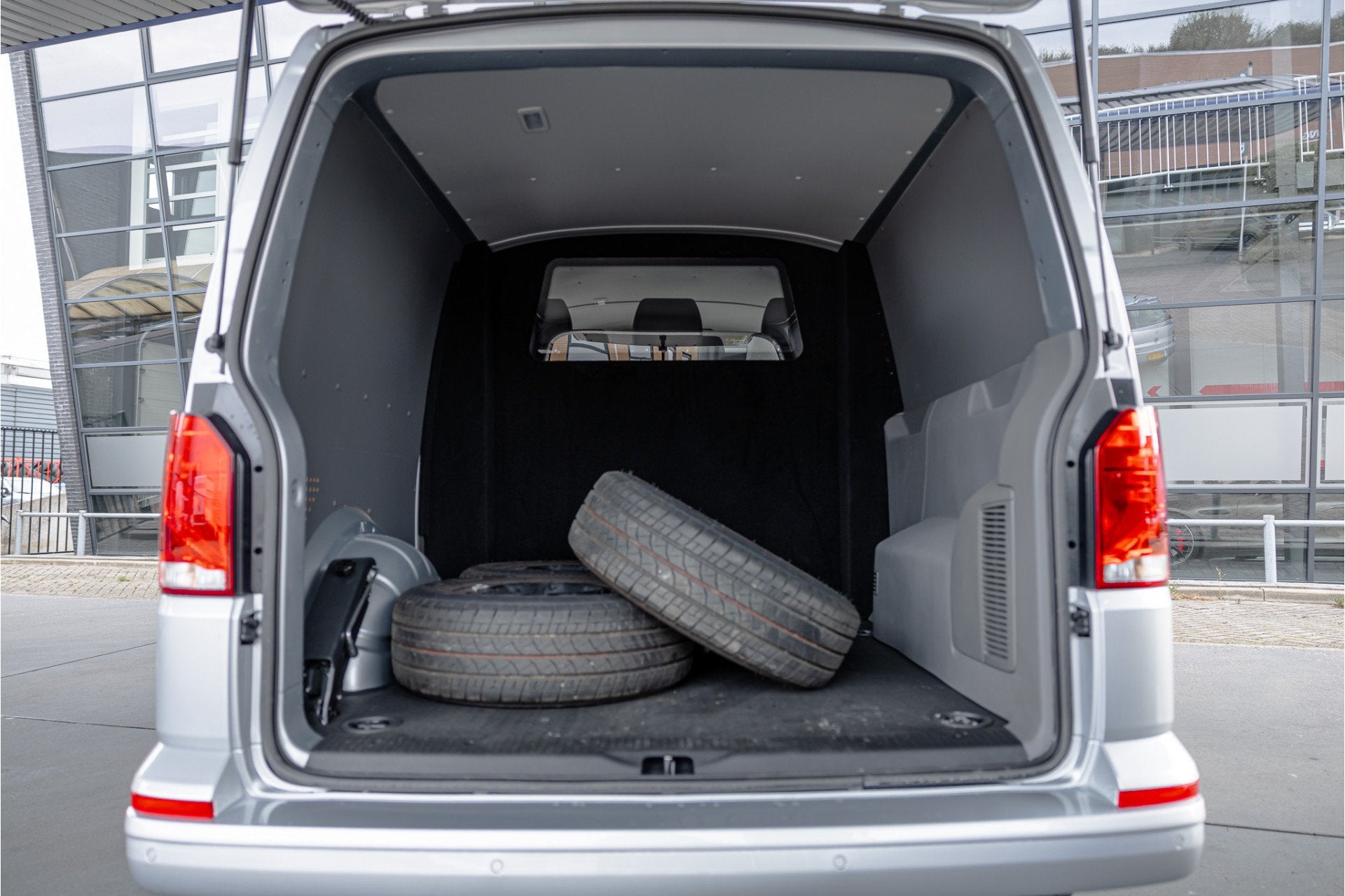 Foto 40 van Volkswagen Transporter 2.0 TDI L2H1 DSG DC | Dubbel cabine |