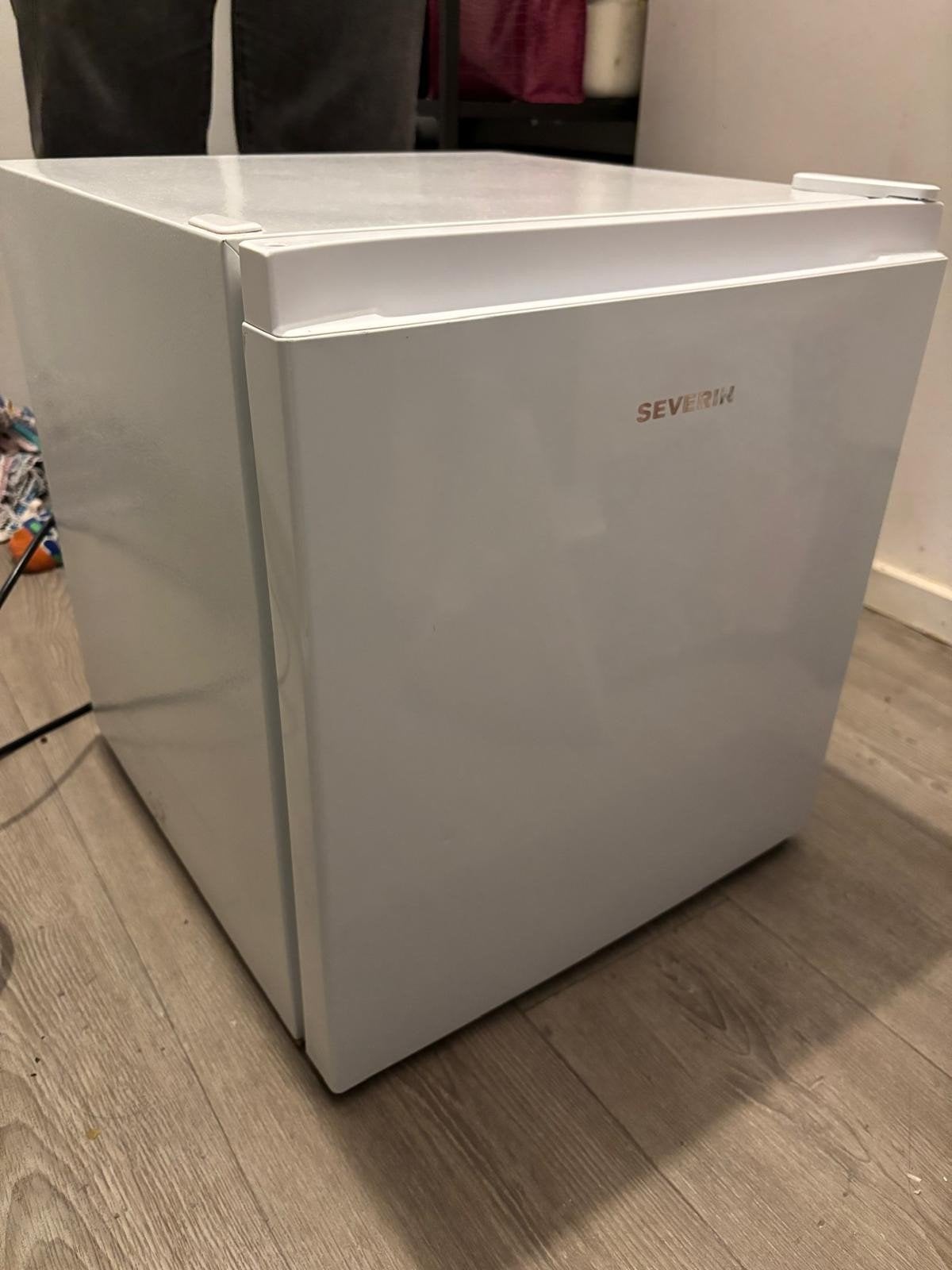 Severin mini koelkast met vriesvakje, Witgoed en Apparatuur, Koelkasten en IJskasten, Ophalen, Gebruikt, Minder dan 75 liter, Met vriesvak