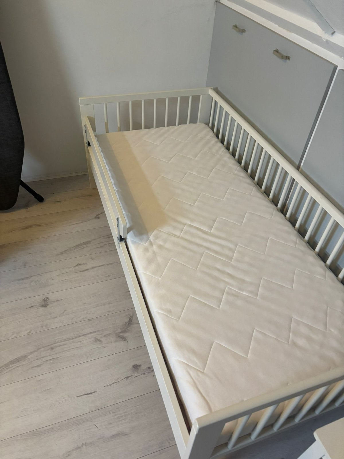 Kleuterbed tussen bedje, Ophalen, 70 tot 85 cm, 140 tot 160 cm, Zo goed als nieuw
