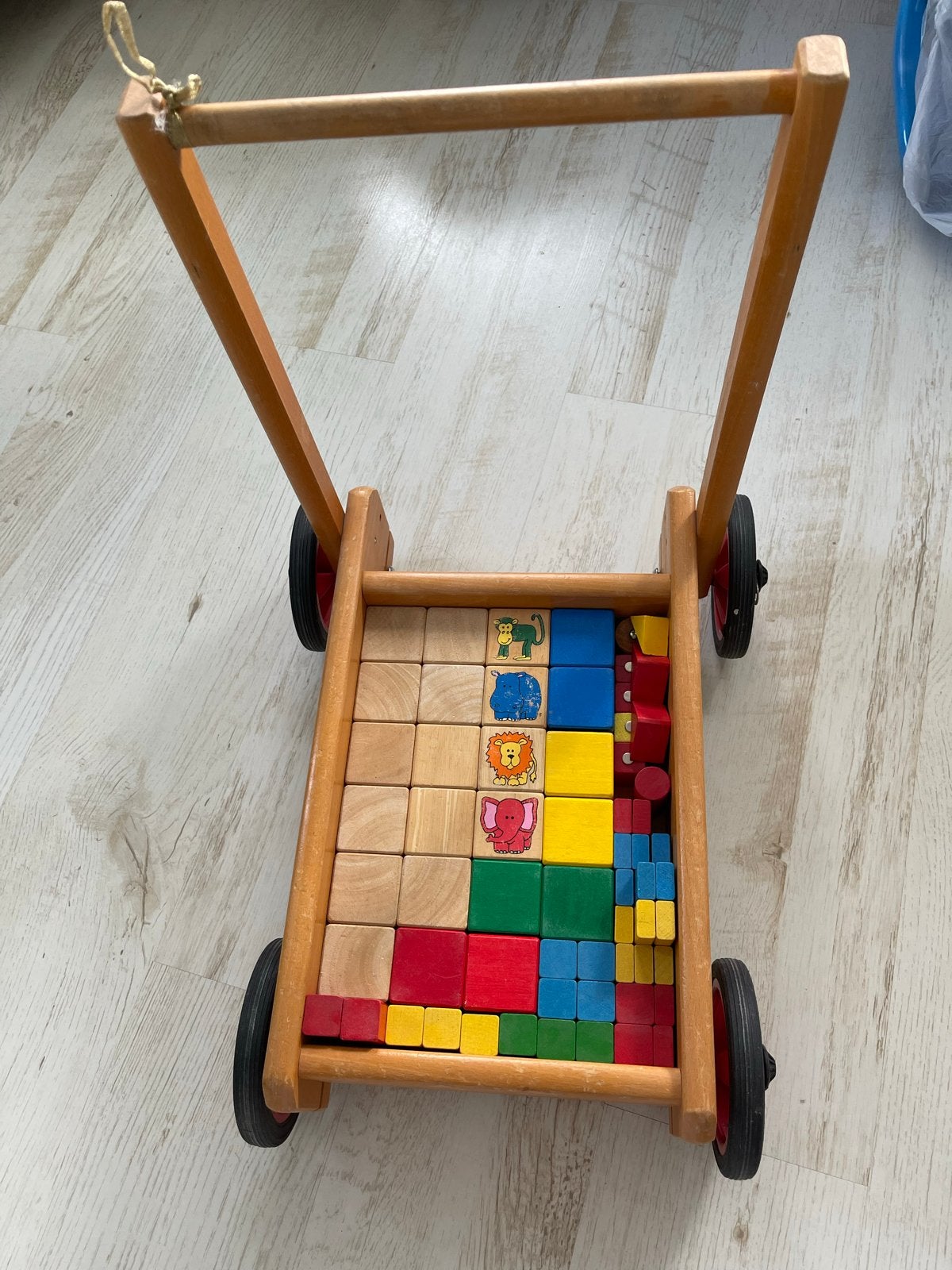 Houten loopwagen met bouwblokken, Ophalen of Verzenden, Zo goed als nieuw, Overige typen, Met wieltjes