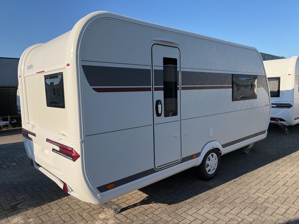 Hobby De Luxe 460 SFF Model 2027, Caravans en Kamperen, Caravans, Hobby, Bedrijf, Tot en met 3, 5 tot 6 meter