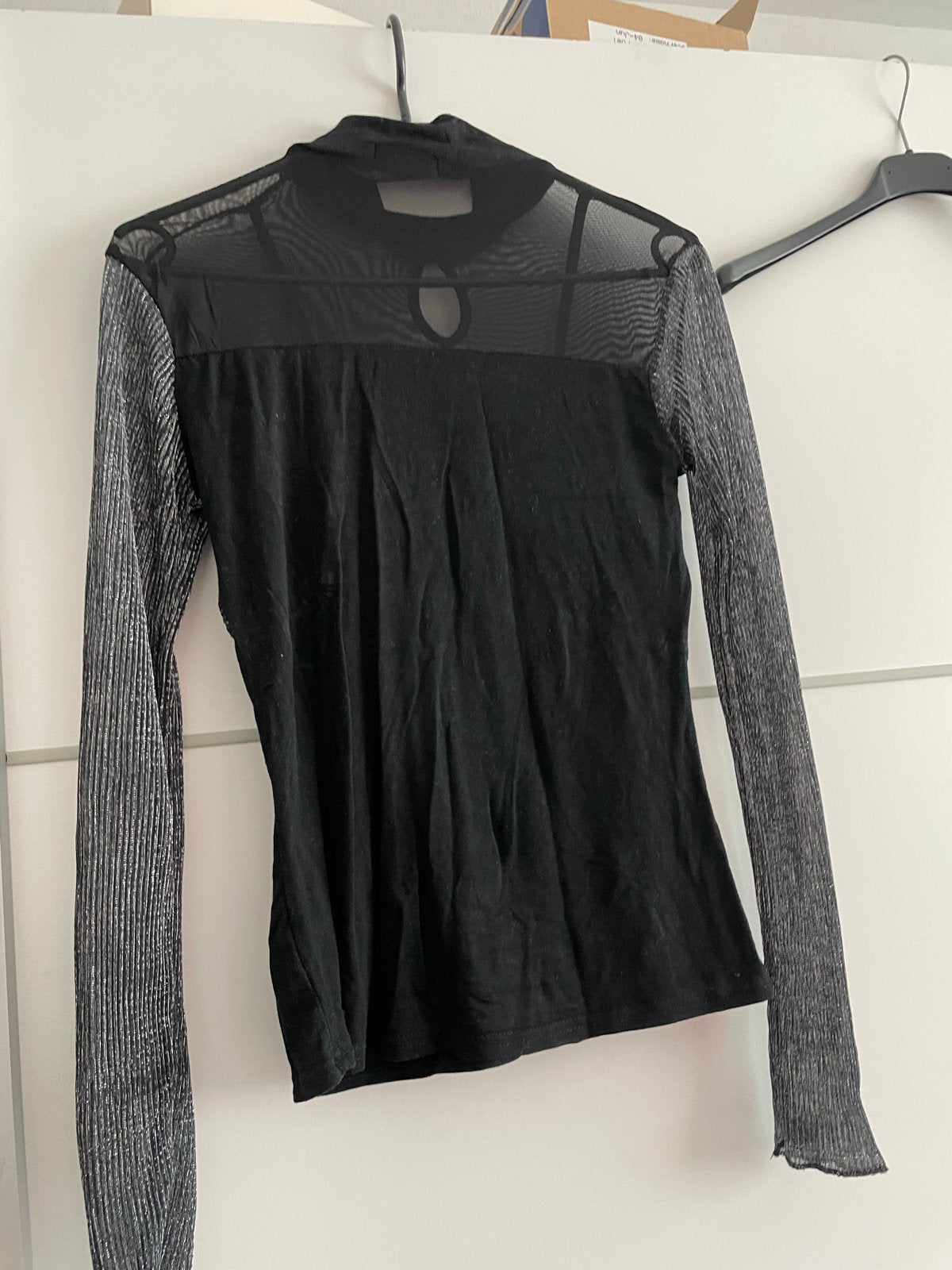 Zwarte top met lange mouwen en glitter details, Kleding | Dames, Tops, Zwart, Ophalen of Verzenden, Zo goed als nieuw, Lange mouw