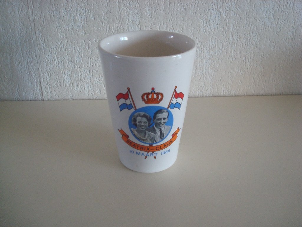 Beker Beatrix Claus 1966, Ophalen of Verzenden, Zo goed als nieuw, Nederland, Servies