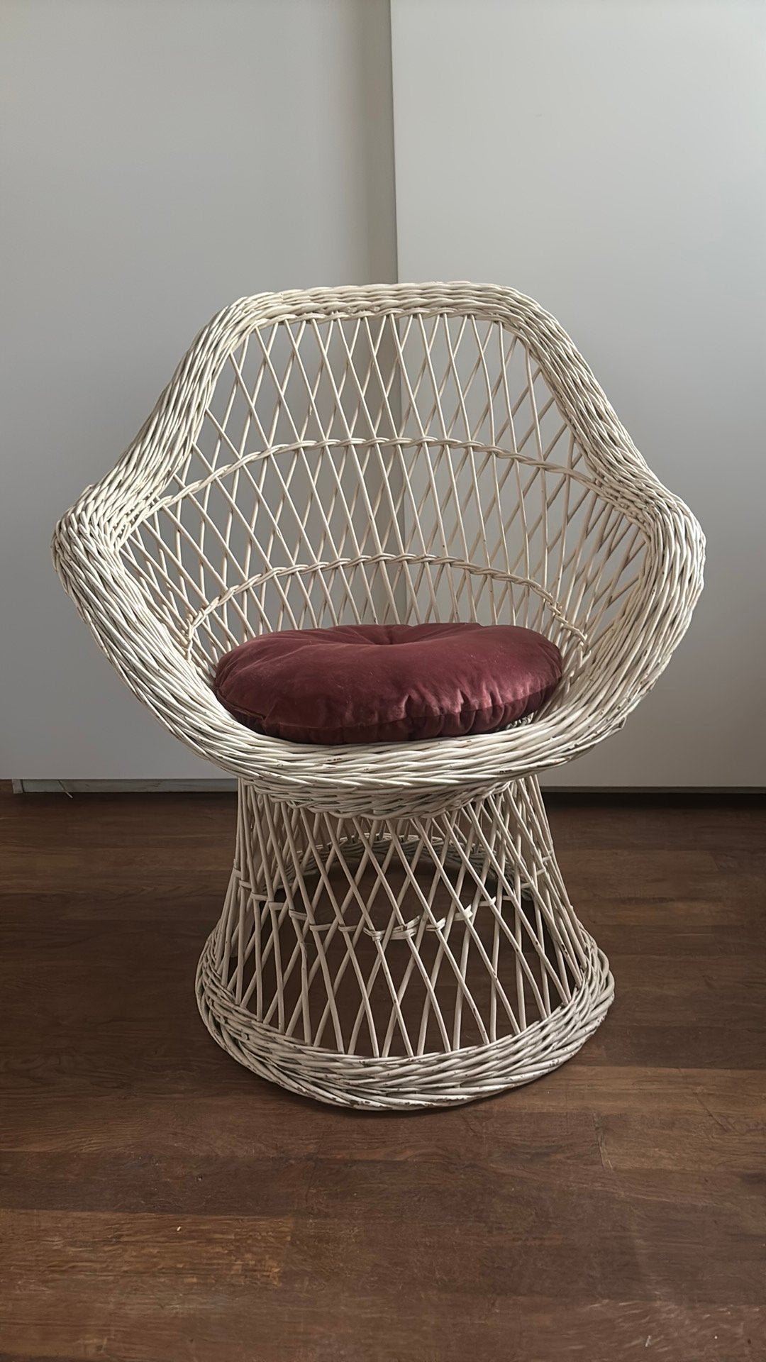 Witte rotan stoel met bordeaux rood kussentje, Huis en Inrichting, Ophalen, Gebruikt, Rood, Eén
