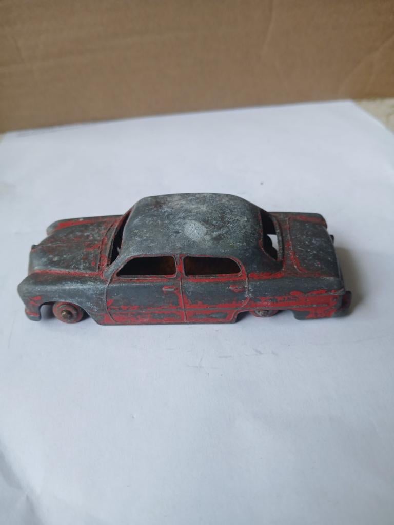 Ford Sedan.  Dinky toys,  opknapper, Ophalen of Verzenden, Gebruikt, Auto, Dinky Toys