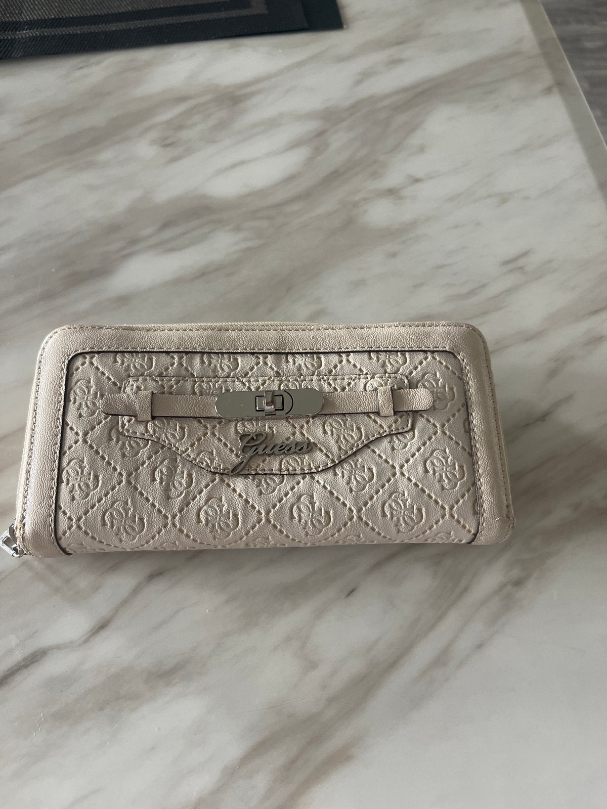 Guess portemonnee beige met logo reliëf, Sieraden, Tassen en Uiterlijk, Portemonnees, Ophalen of Verzenden, Gebruikt, Beige, Guess