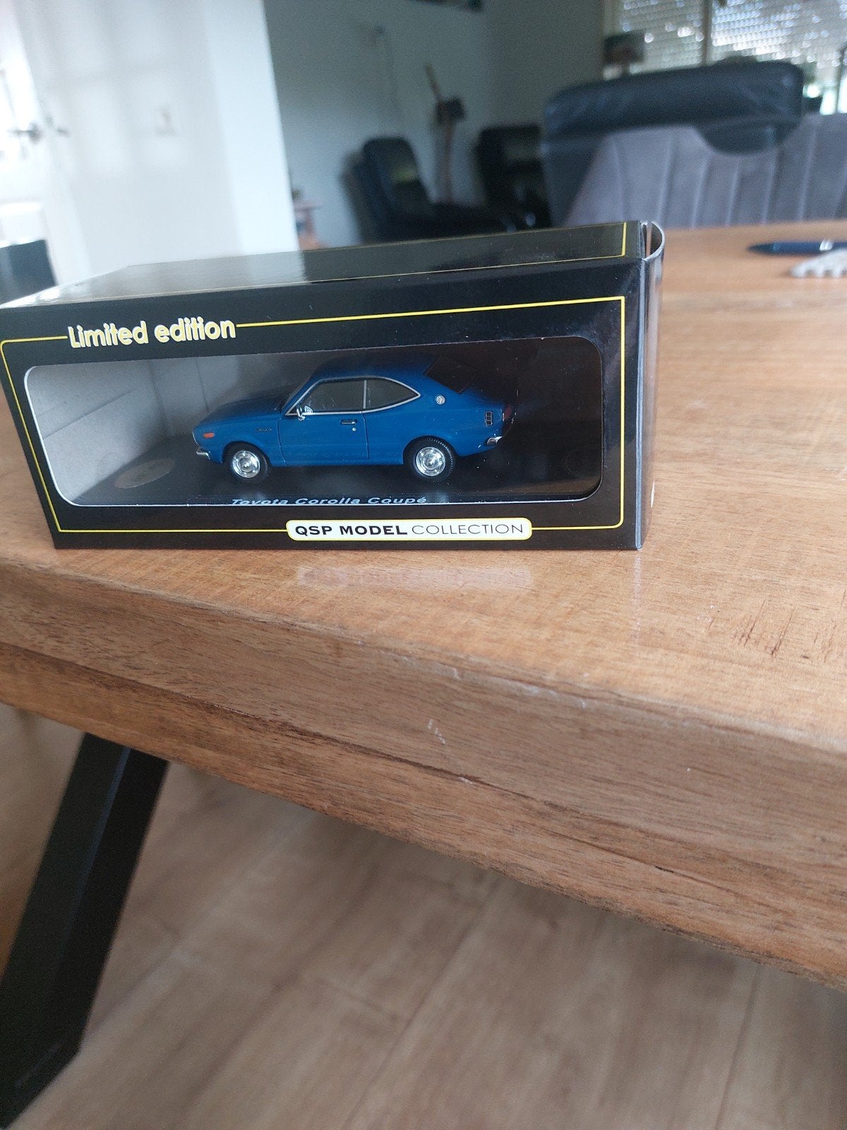 MODELAUTO 1-43 QSP TOYOTA COROLLA KE35 HARDTOP COUPE BLAUW, Ophalen of Verzenden, Zo goed als nieuw, Auto, Overige merken