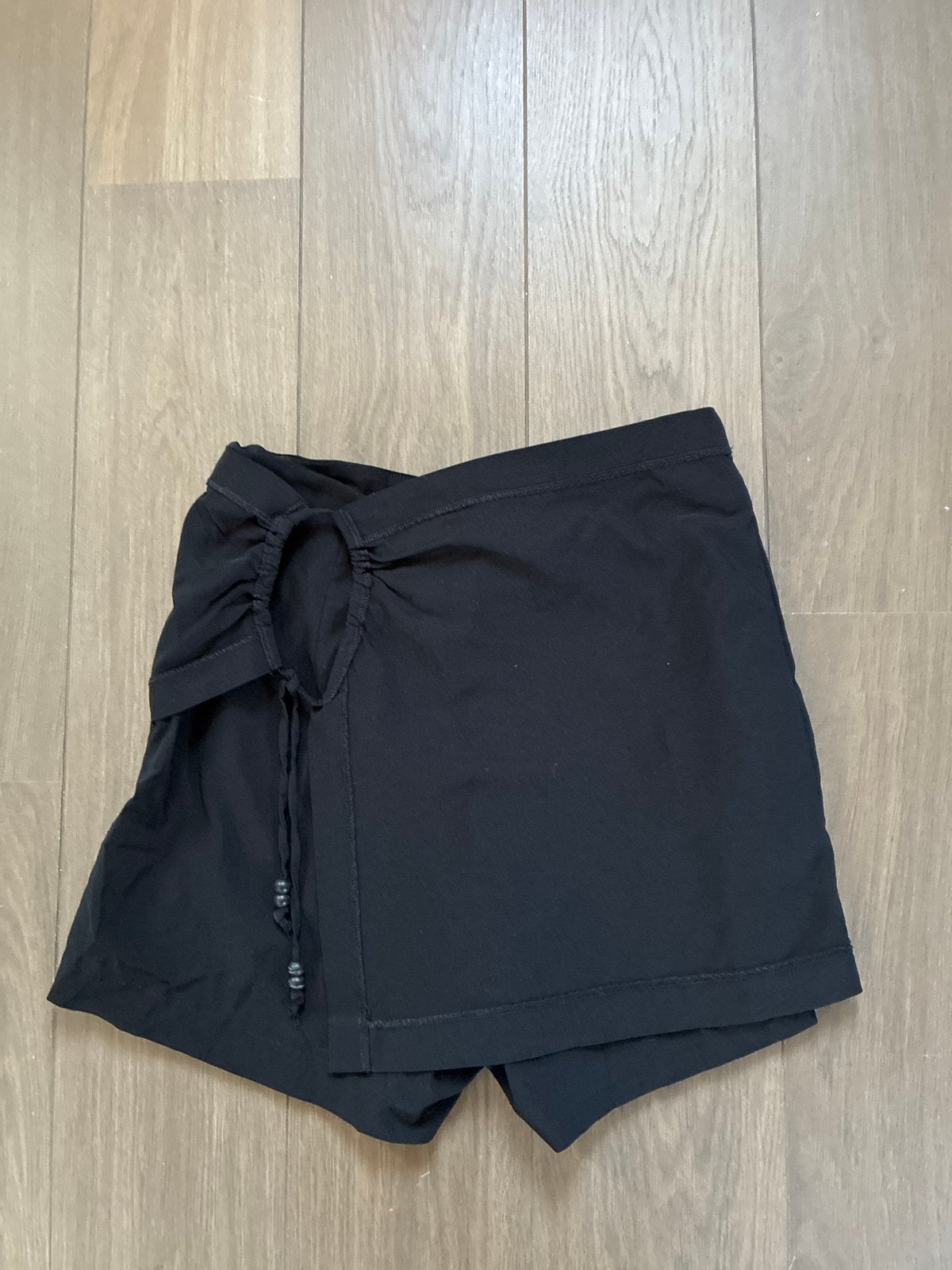 Zwart kort broekje met overslag en rits, maat S, nieuw, Kort, Zwart, Nieuw, Ophalen of Verzenden