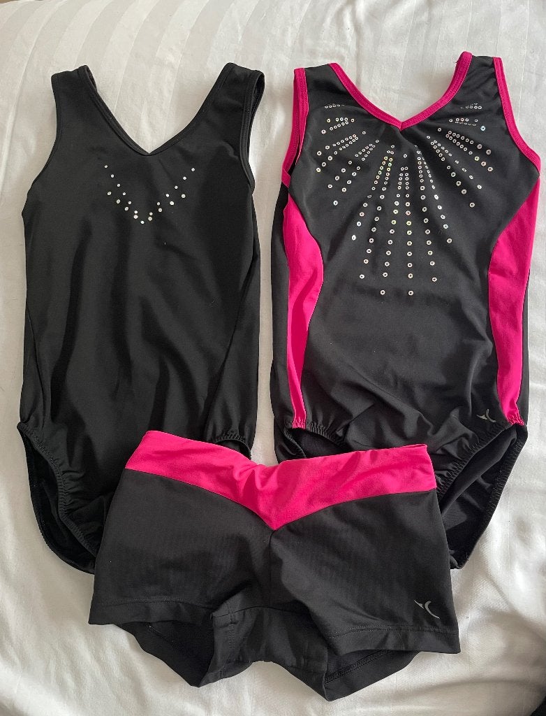 Set Turnpakjes en broekje, Sport en Fitness, Turnen, Gebruikt, Zwart, Ophalen of Verzenden, Kleiner dan kindermaat 122