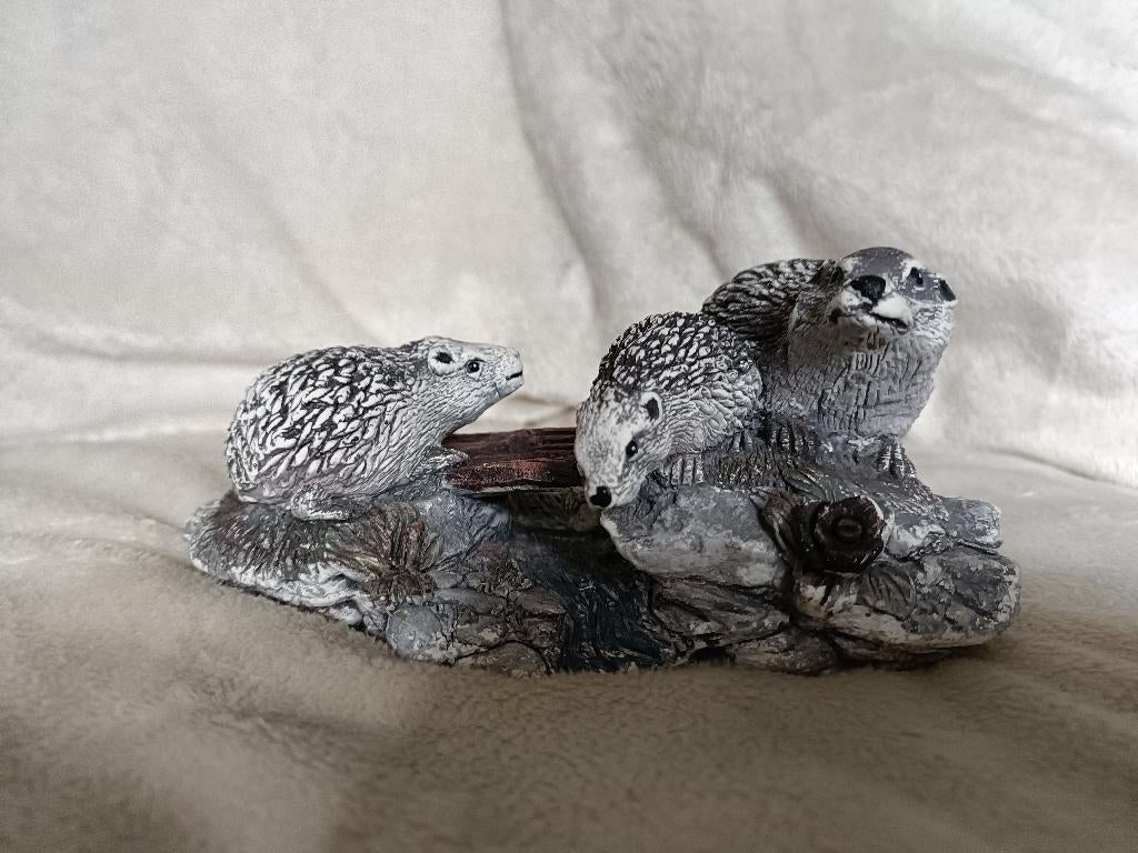 Een moeder (das, bever of egel) met 2 jongen op een dammetje, Verzamelen, Beelden en Beeldjes, Ophalen of Verzenden, Gebruikt