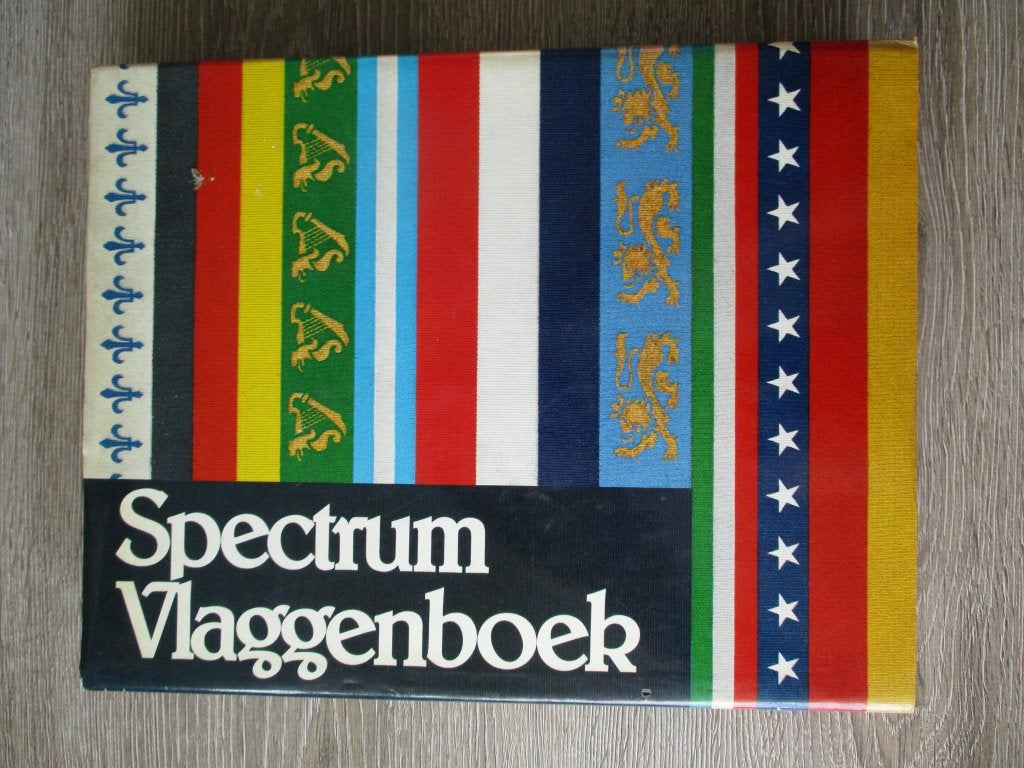 Spectrum vlaggenboek - Whitney Smith, Ophalen of Verzenden, Gelezen, Overige gebieden
