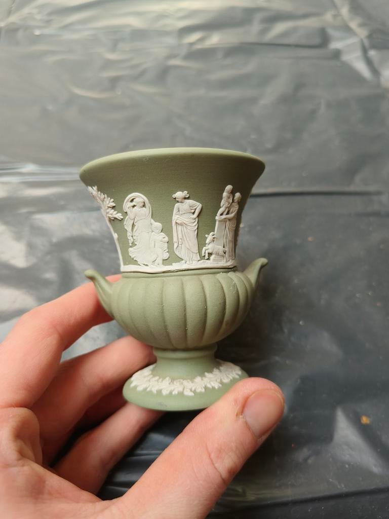 Zeldzaam Wedgwood vaasje, olijfgroen, Ophalen of Verzenden, Aardewerk