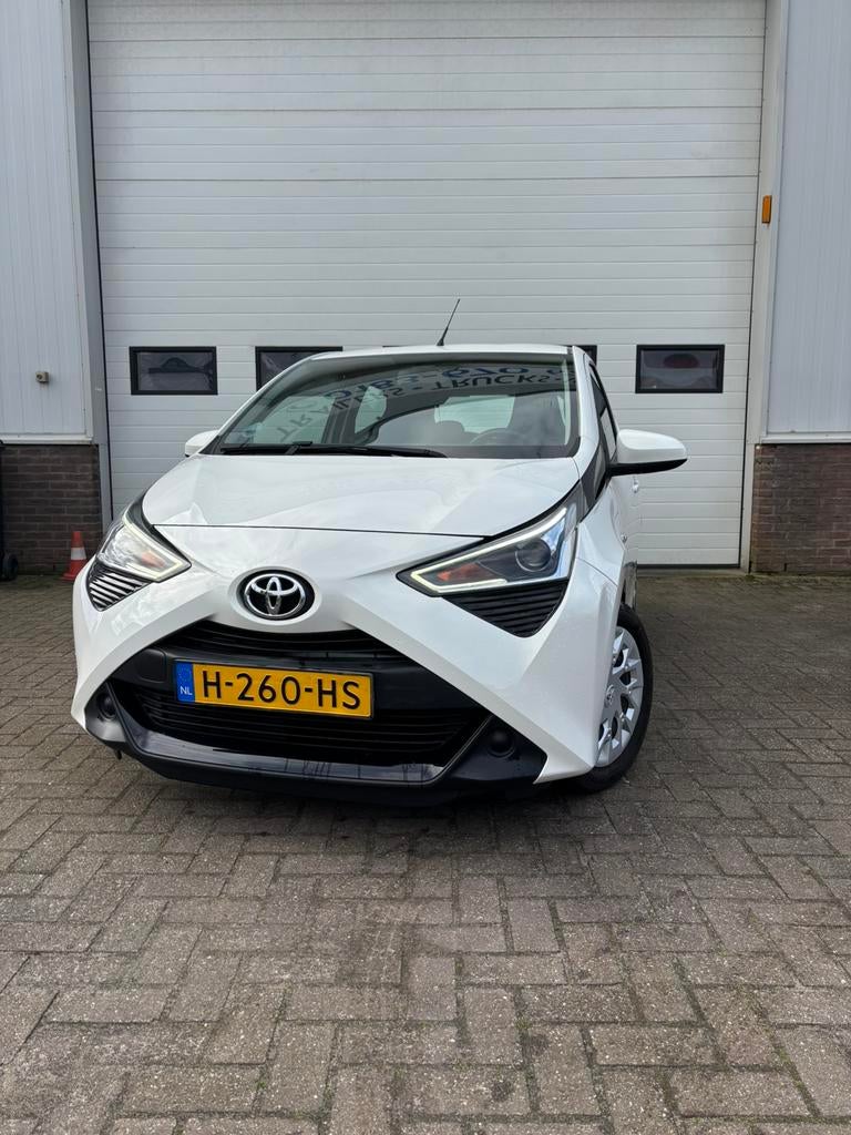 Toyota Aygo - X-Play - Dealeronderhouden, Voorwielaandrijving, Stof, Zwart, 4 stoelen