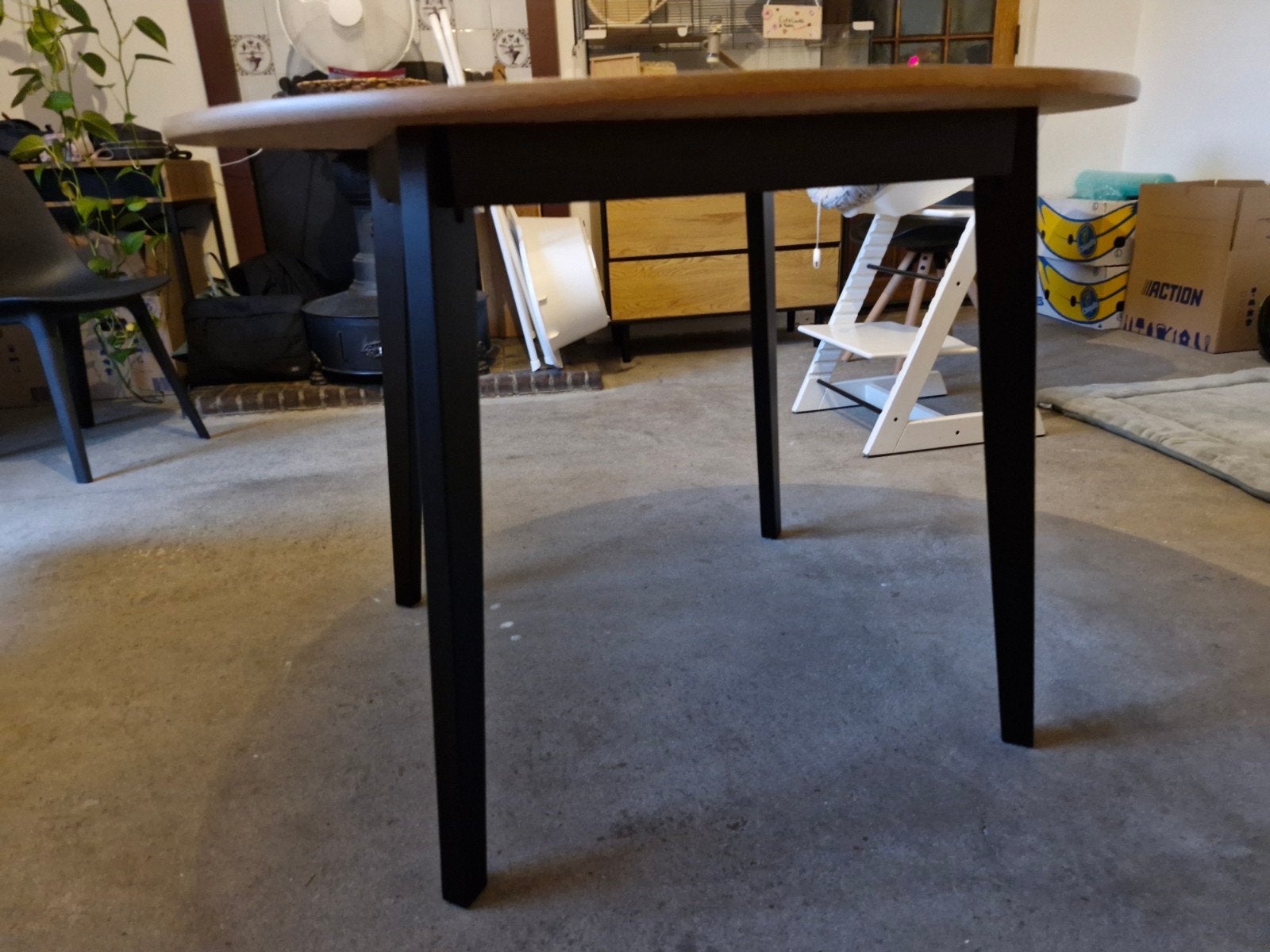 Eettafel Jegind naturel eiken zwart (Jysk), Huis en Inrichting, Tafels | Eettafels, Ophalen, Rond, Zo goed als nieuw, Vier personen