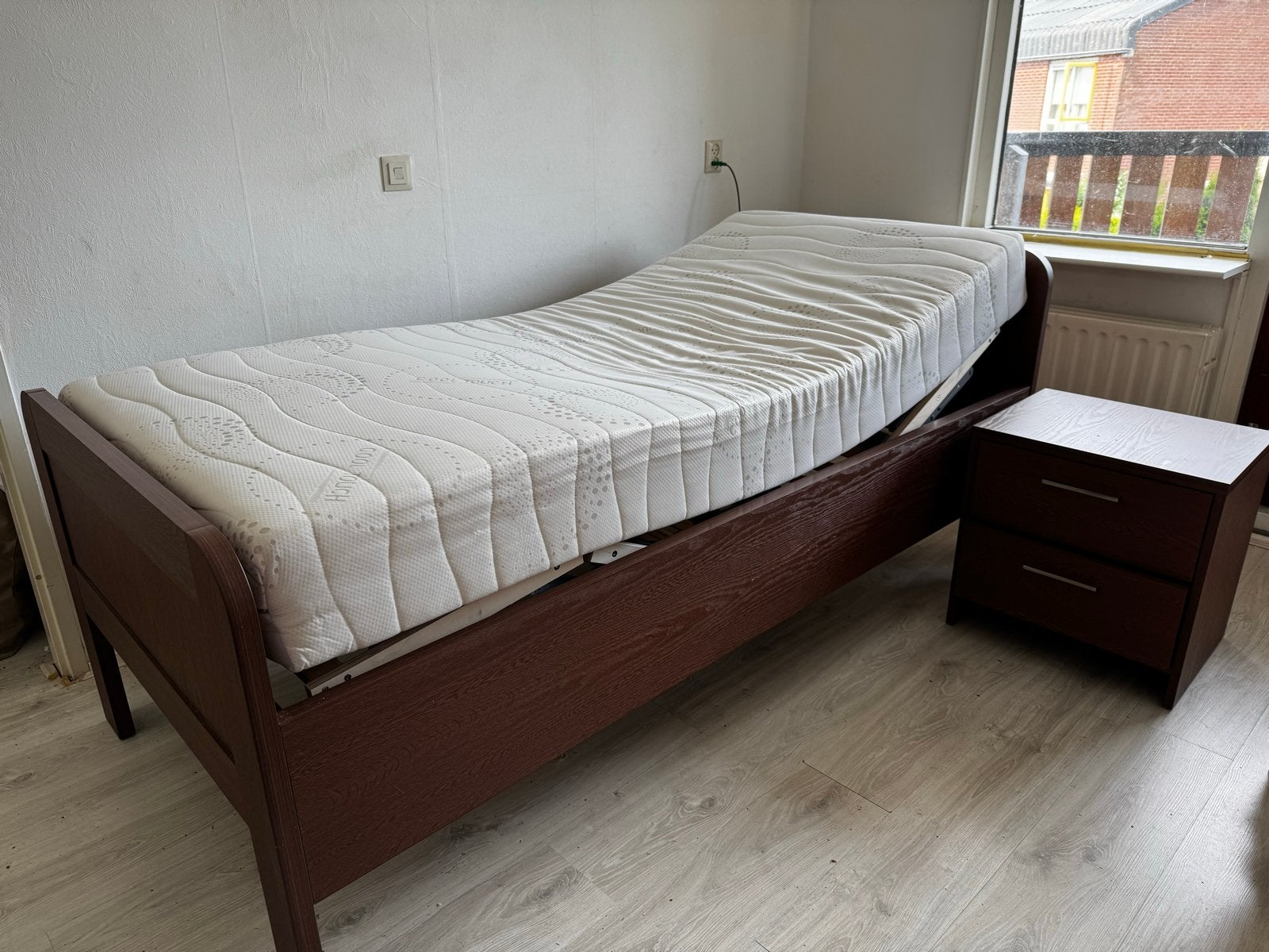 Eenpersoonsbed met verstelbare lattenbodem en matras, Ophalen, 90 cm, Eenpersoons, Bruin