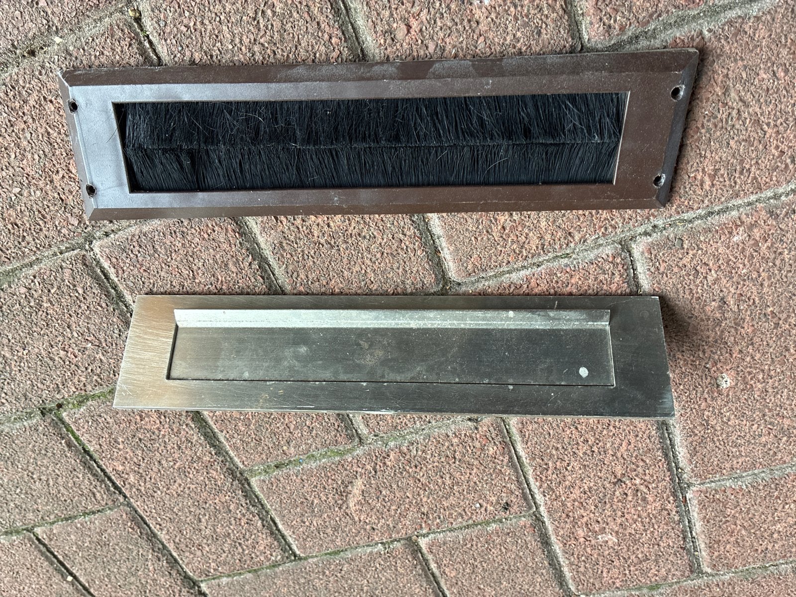 Brievenbusklep met borstel en buitenklep, Ophalen of Verzenden, Gebruikt