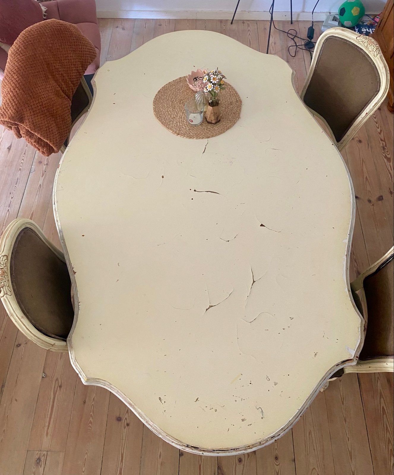 Antieke eettafel met sierlijke poten, Ophalen