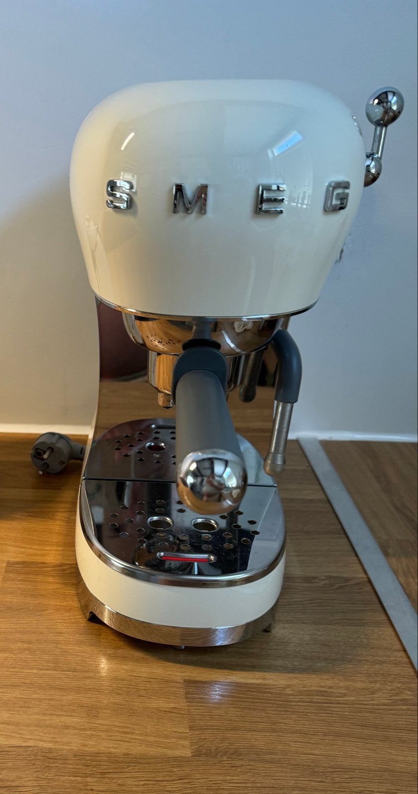 Smeg Espressomachine - Crème - Zo goed als nieuw, Witgoed en Apparatuur, Ophalen, Espresso apparaat, Zo goed als nieuw, Afneembaar waterreservoir